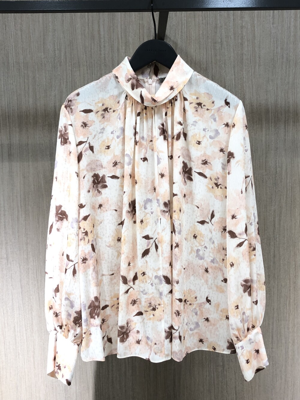 【フォーマルにもカジュアルにも万能華やぎブラウス】