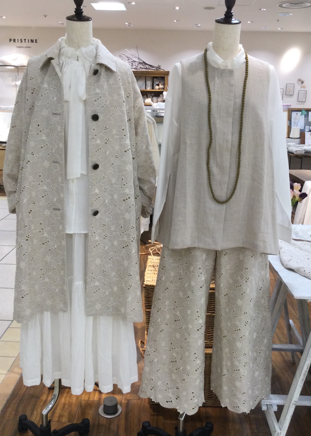 花々が重なりあうような美しいボーラー刺繍