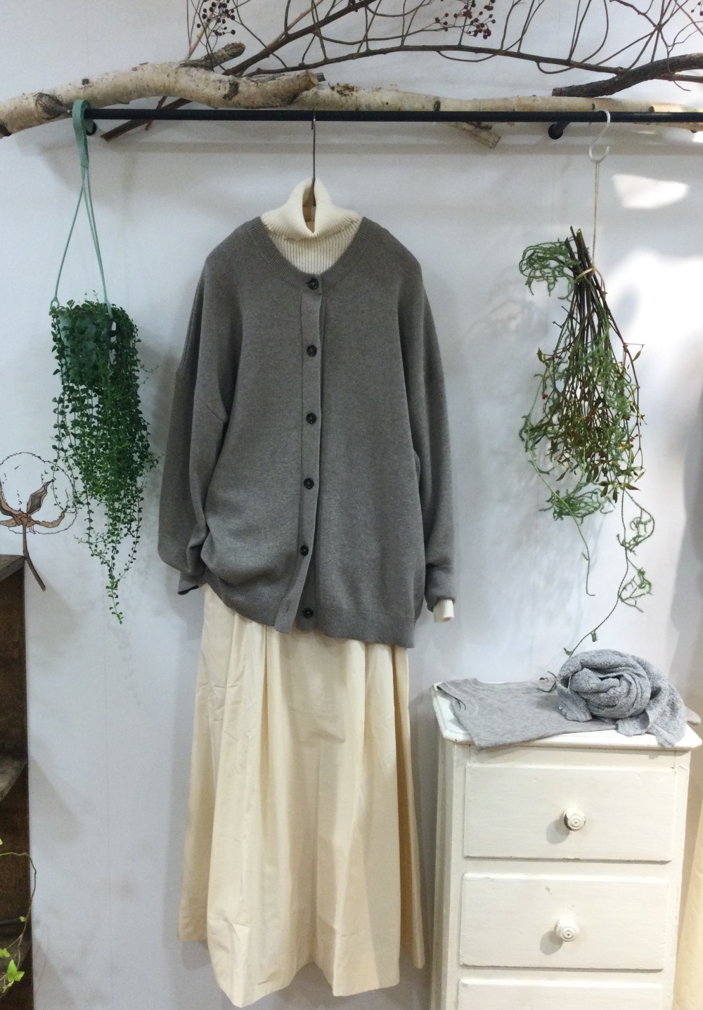 深みのあるフォレストグレイ