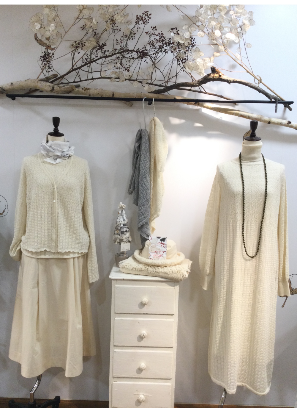 繊細で華やかなレーシーニット