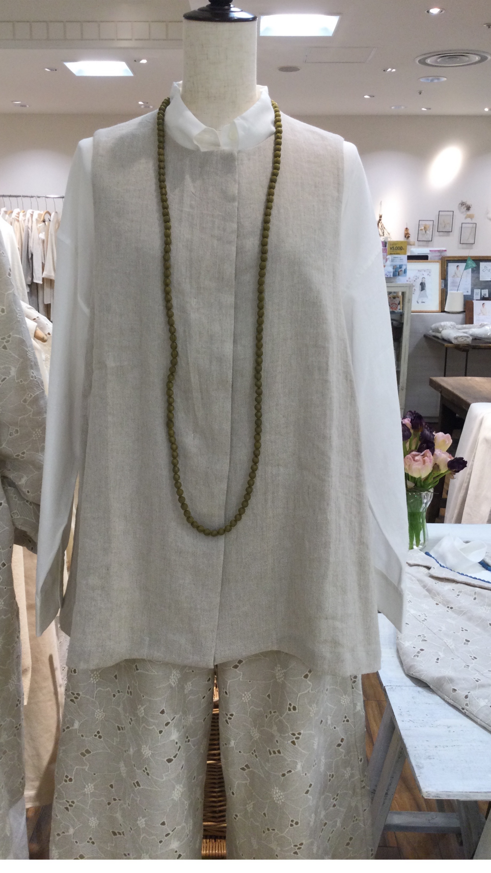 上質な素材感で魅せるジレ