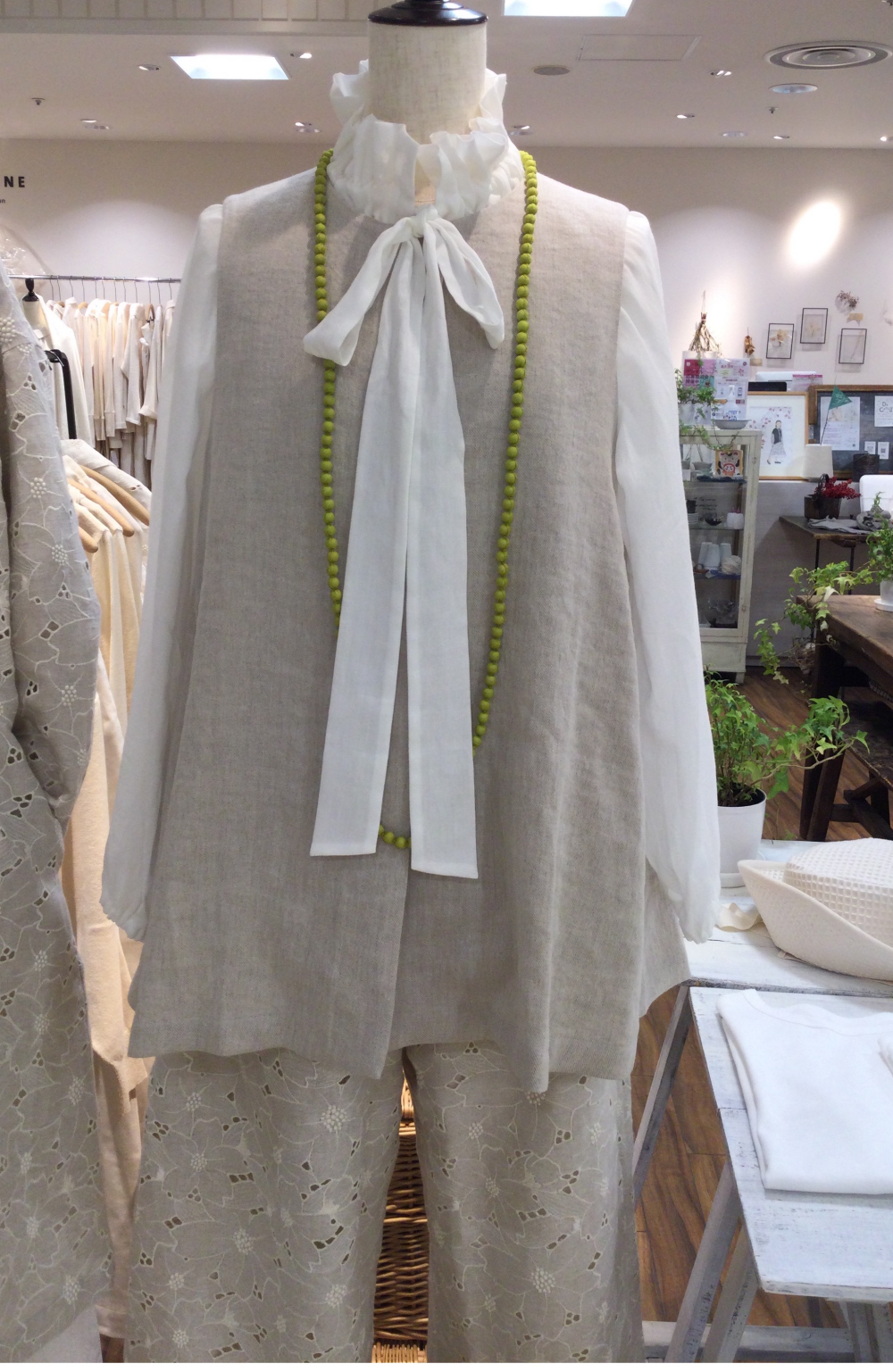 上質な素材感で魅せるジレ