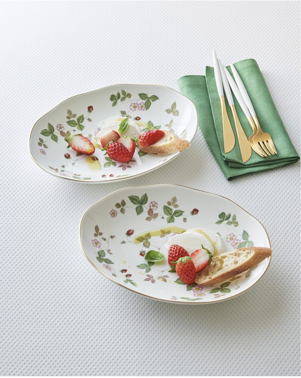 【ウェッジウッド】特別企画品　ワイルド ストロベリー オーバルディッシュ ペアセット