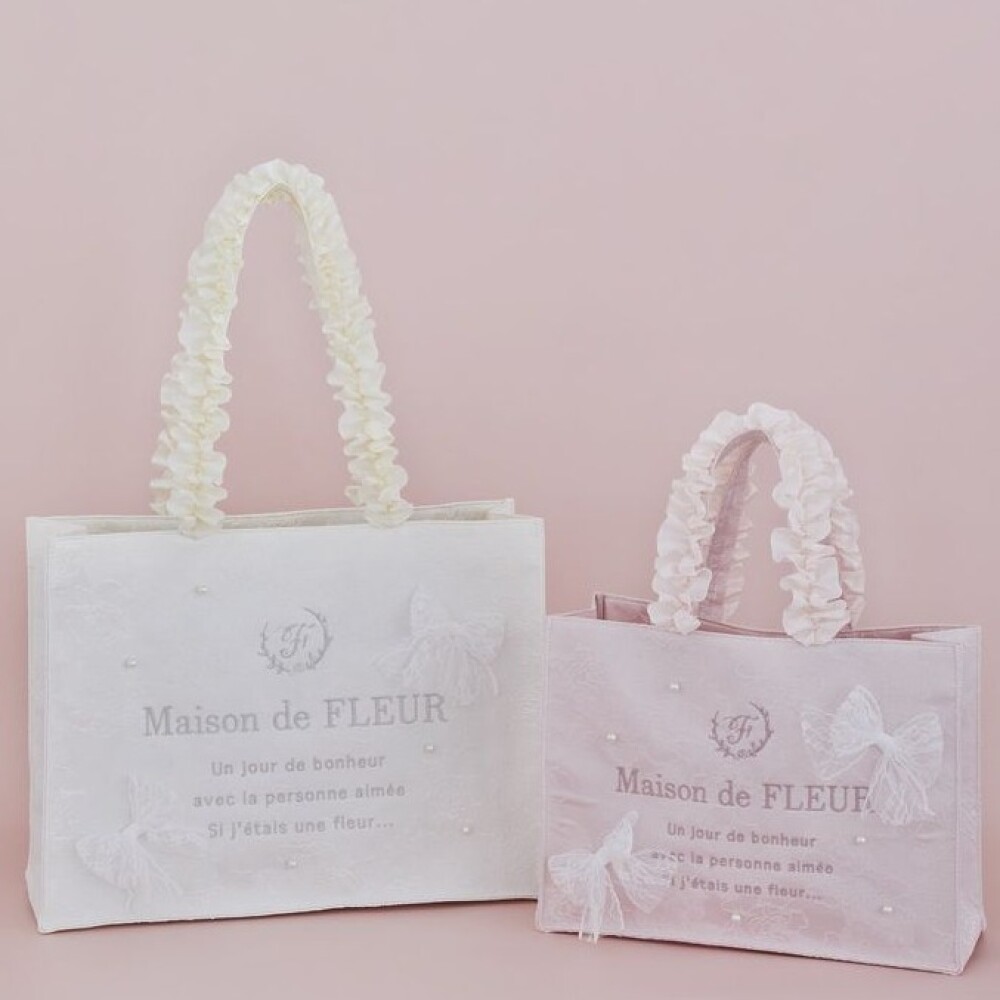 華やかな素材使いのフリルハンドルトートバッグが登場🎀
