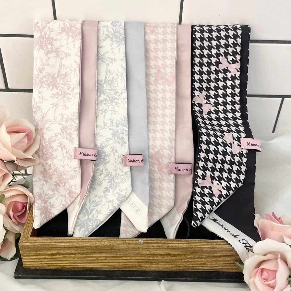 人気のスカーフに新作の2型が登場✨🎀