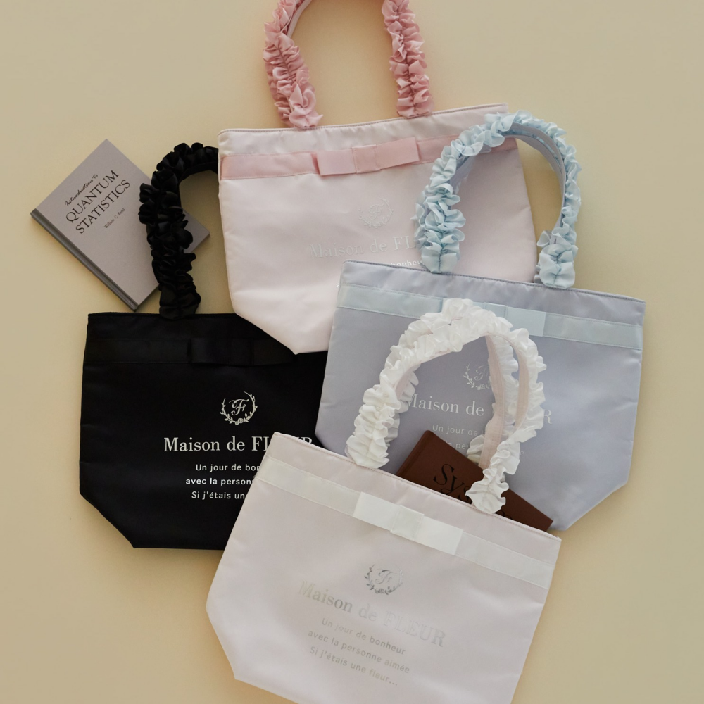 ファスナー付きで使いやすい♬新色のブランドロゴフリルハンドルトートが発売🎀