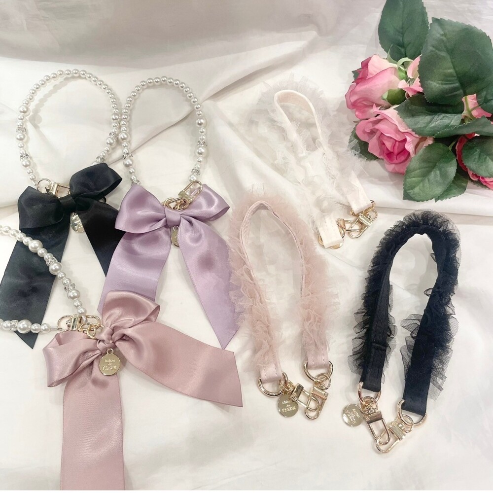 持ち運びに嬉しいストラップが登場🎀