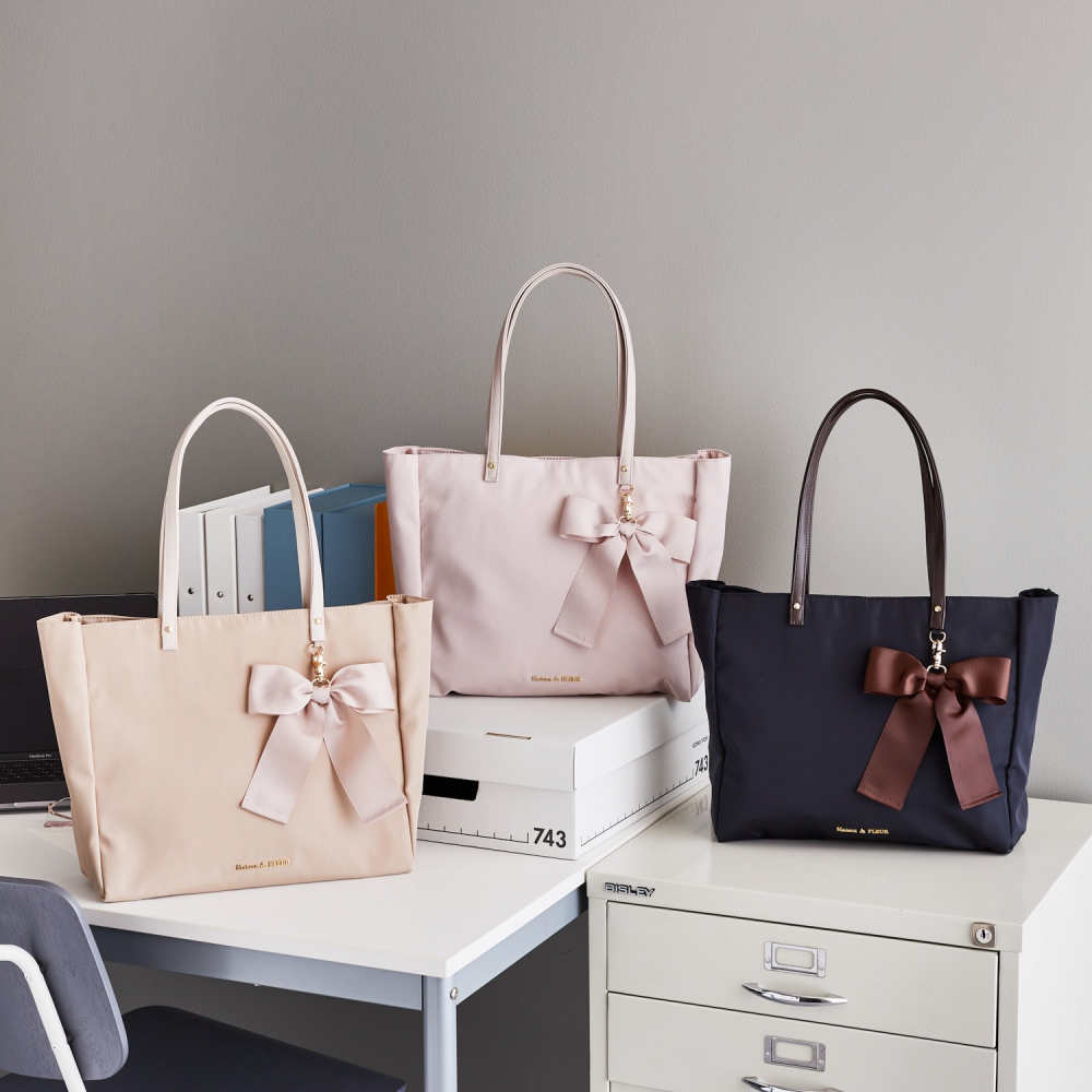 パソコンも収納可能！大人気の機能性トートバッグ登場🎀