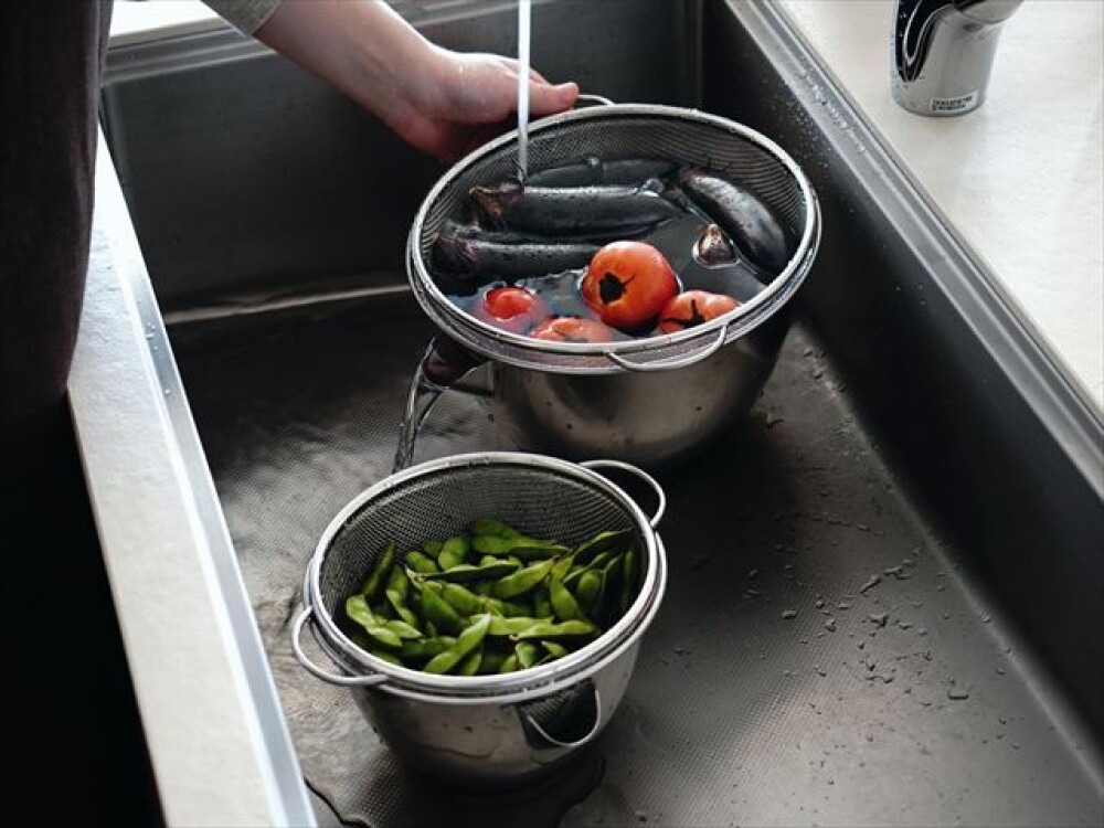 水が口から流れてあふれない「家事問屋 横口ボウルザルセット 26」