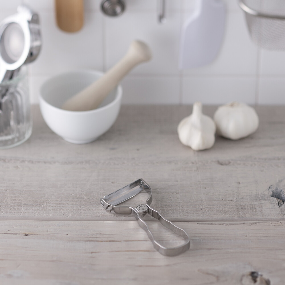 手にフィットして、よく切れる斜め刃のステンレスピーラー「貝印 SELECT100 T型ピーラー 」