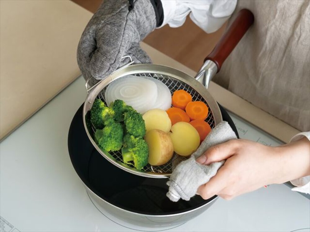 いつものフライパンで手軽に蒸し料理ができる「家事問屋 蒸しかご」