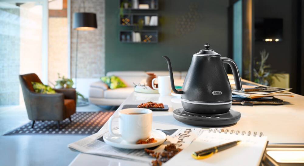 注ぎやすさとデザインにこだわった「デロンギ 温度設定機能付き電気カフェケトル」