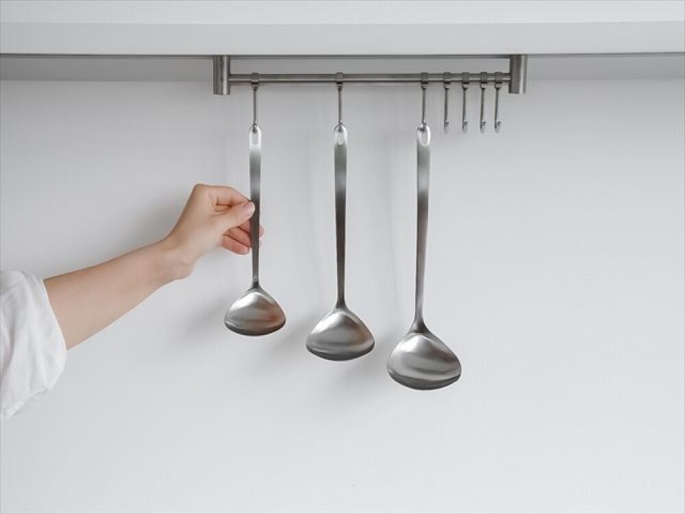 鍋底や鍋肌にあうハマグリ型「家事問屋 ハマグリお玉」