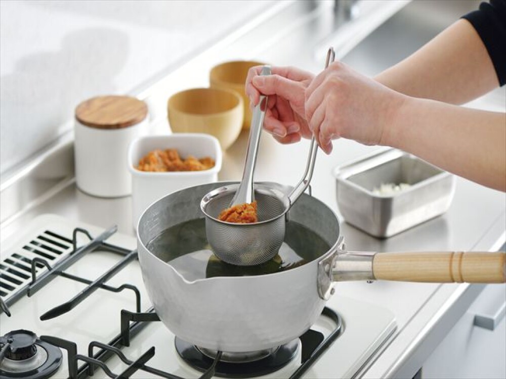 便利な穴あきスプーン付き「家事問屋 パンチング味噌こし」