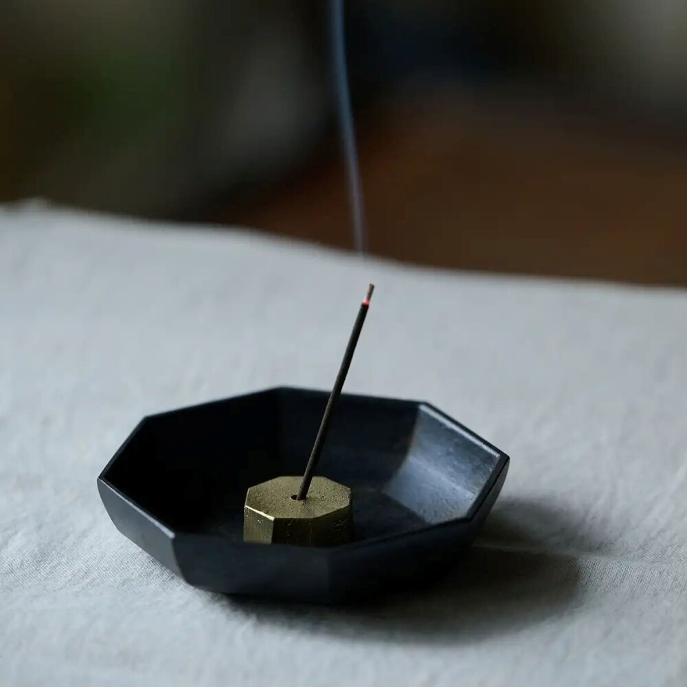 【能作】新商品｜伝統の技が生む、黒茶の香立