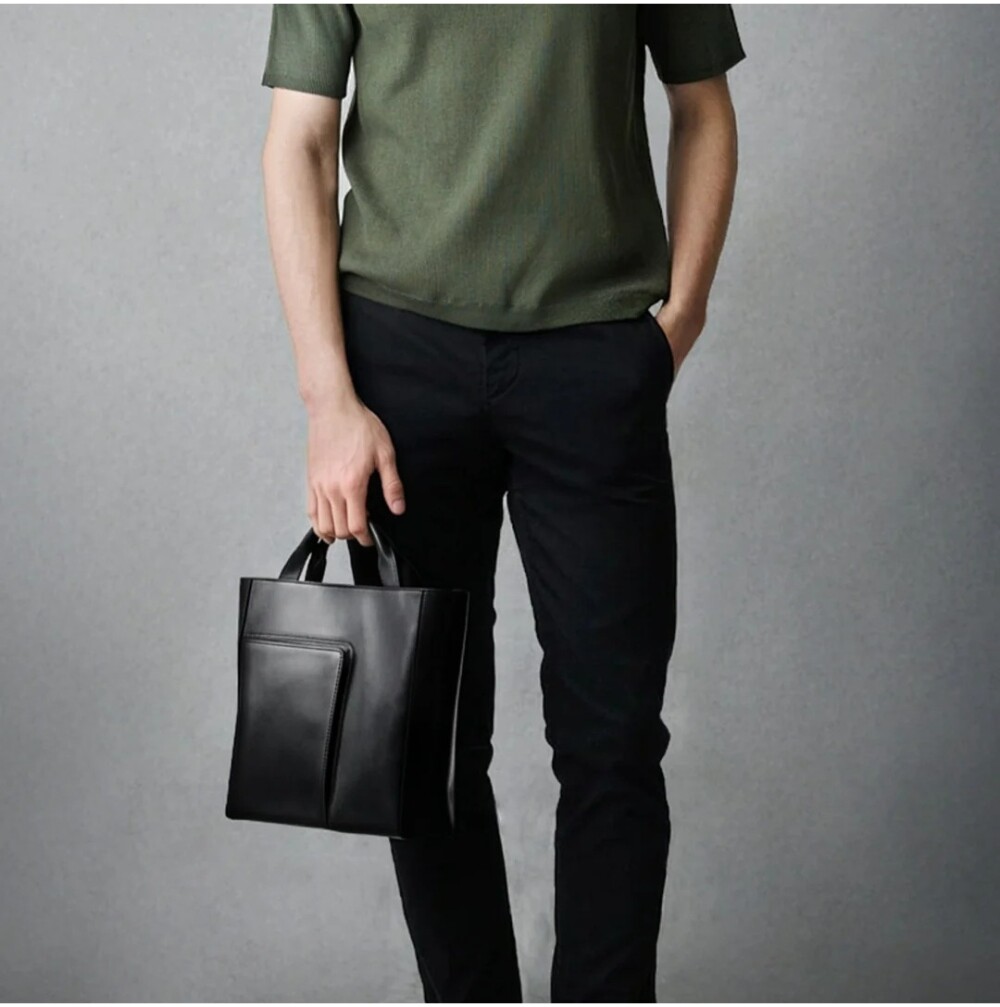 休日の装いを美しく引き立てる、ミニマルな舟形トート。