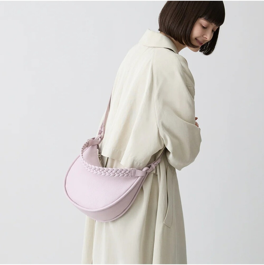 ふわりと浮かぶ月のように、やさしい曲線が日常にすっと馴染む。柔らかく軽い、ムーン型の2way ハンドバッグ。