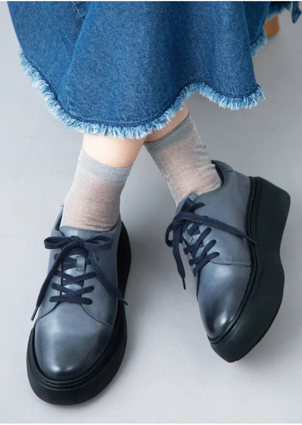 どんなシーンも歩み続ける人の足元を優しく彩る、レザー製スニーカー。