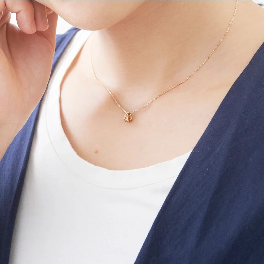 金線細工で仕立てた小ぶりなゴールドジュエリー