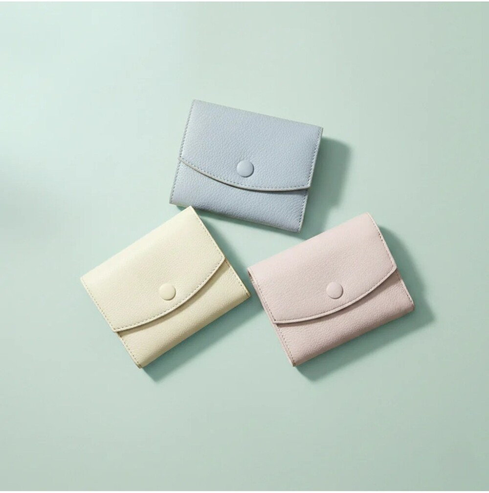 ゆったり設計でたっぷり収納。色彩がやさしく調和する、コンパクトな三つ折り財布