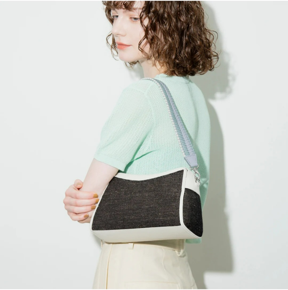 ジュートのぬくもりをかつてない軽さで。有機的な曲線美に心弾むハンドバッグ。