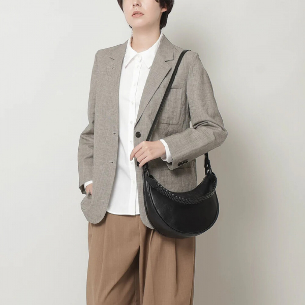 秋冬のおでかけを彩る、ムーン型の2way ハンドバッグ