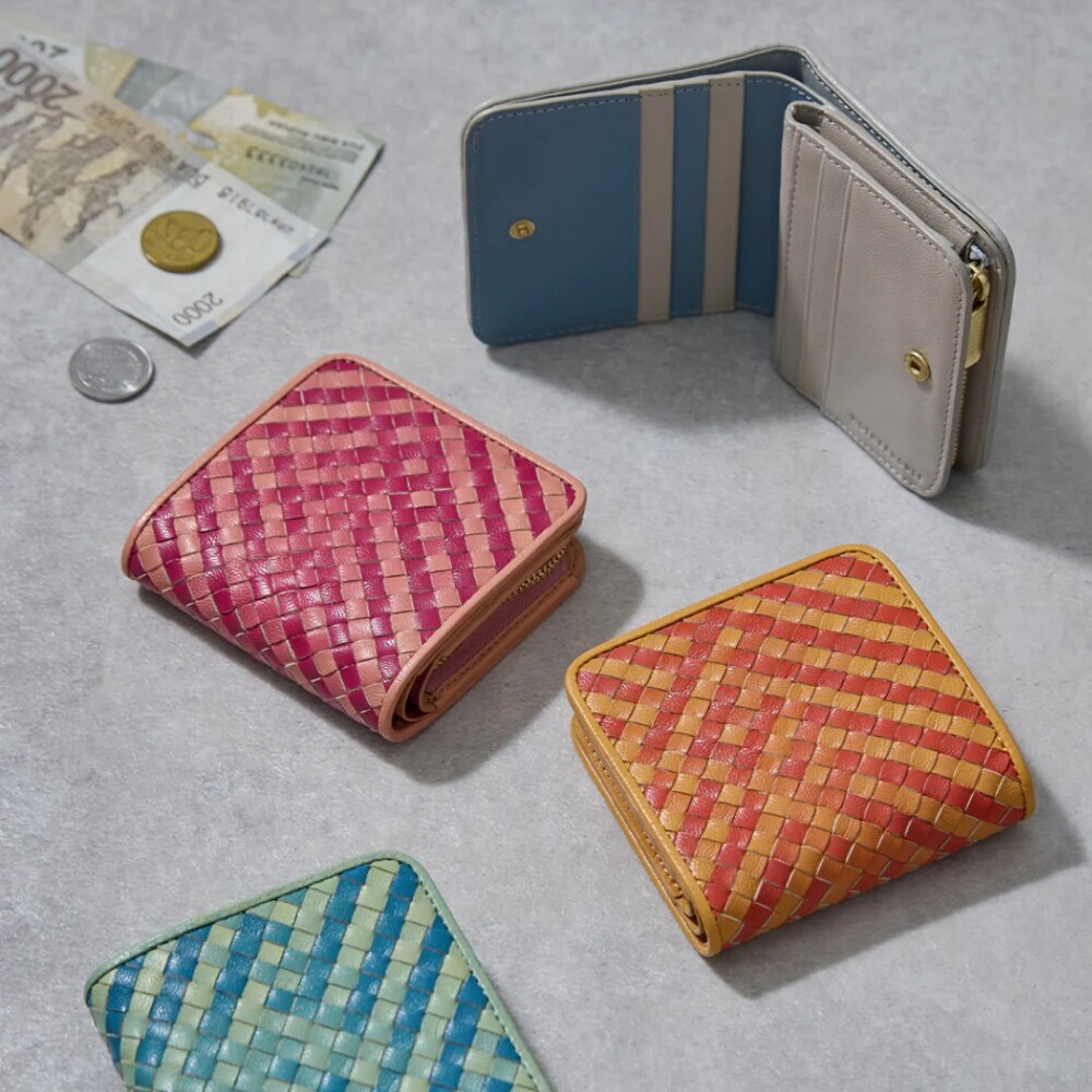 一期一会の出会いを楽しむ。日本の四季を編み上げた、コンパクトな二つ折り財布。