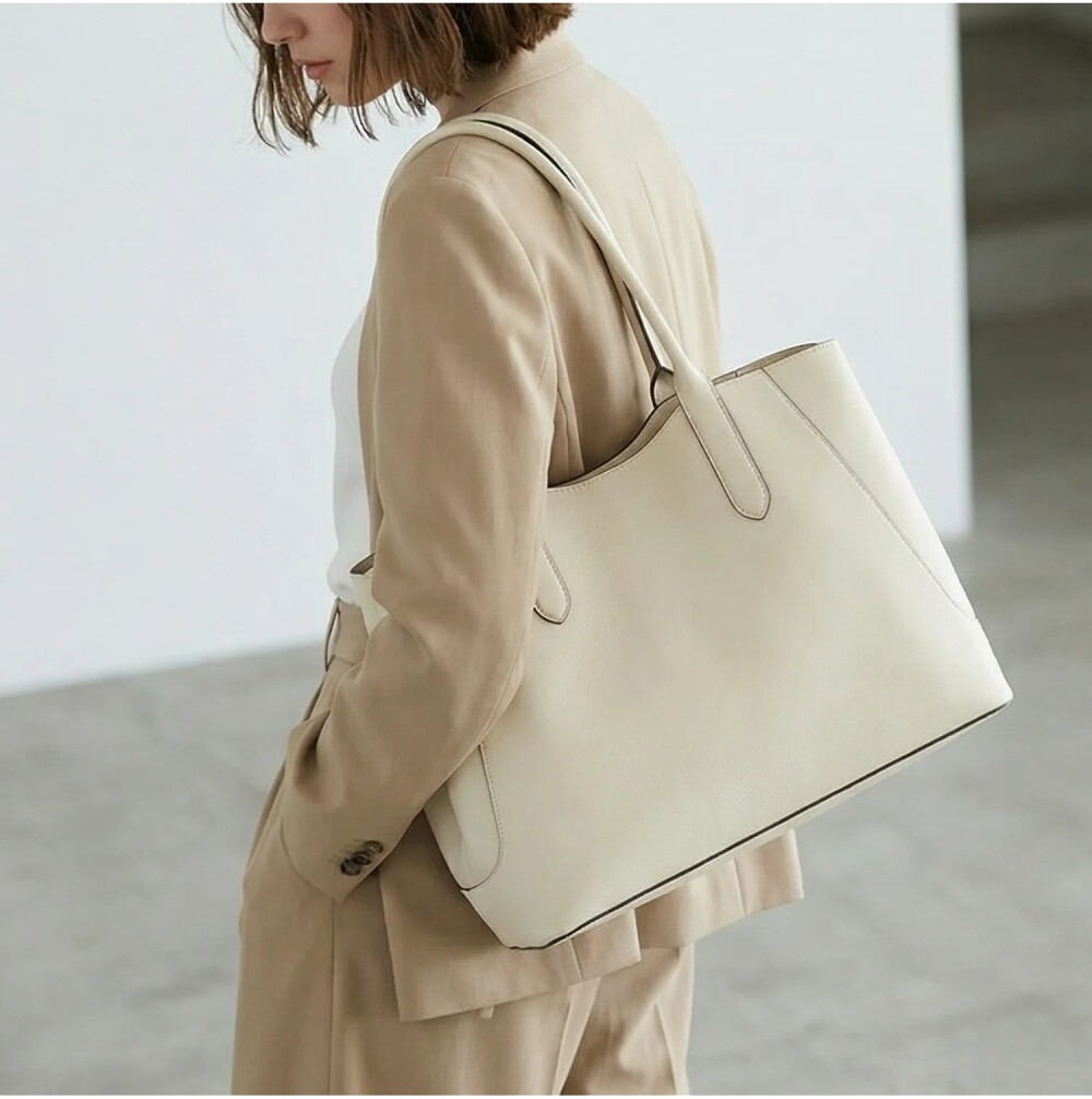 凛とした佇まいに、三層構造の自由な収納力を。心地よいしなやかさで、大人の気品をまとうトートバッグ