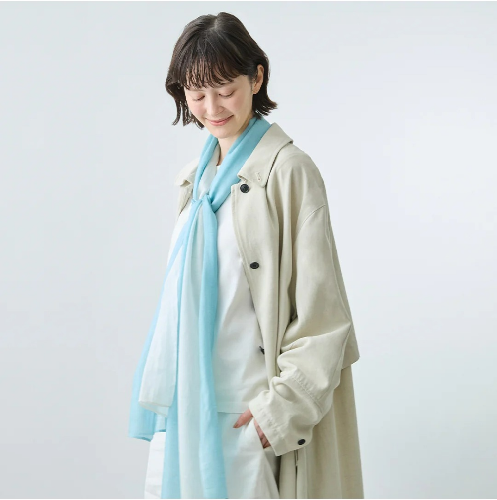 シルクとカシミヤで織り上げた滑らかな肌触りのストール。