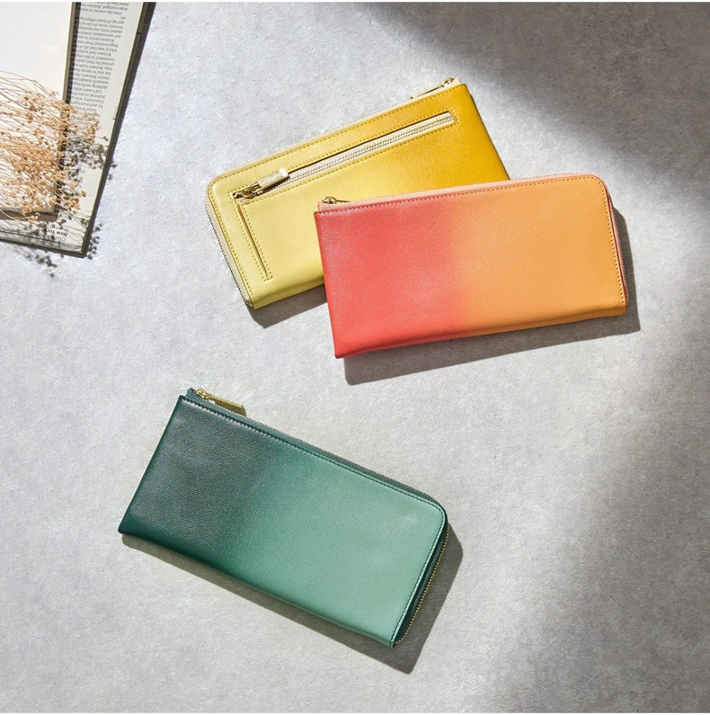 日本の四季の移り変わりを表現したイロドリレザーで仕立てた、スリムなL字型の長財布