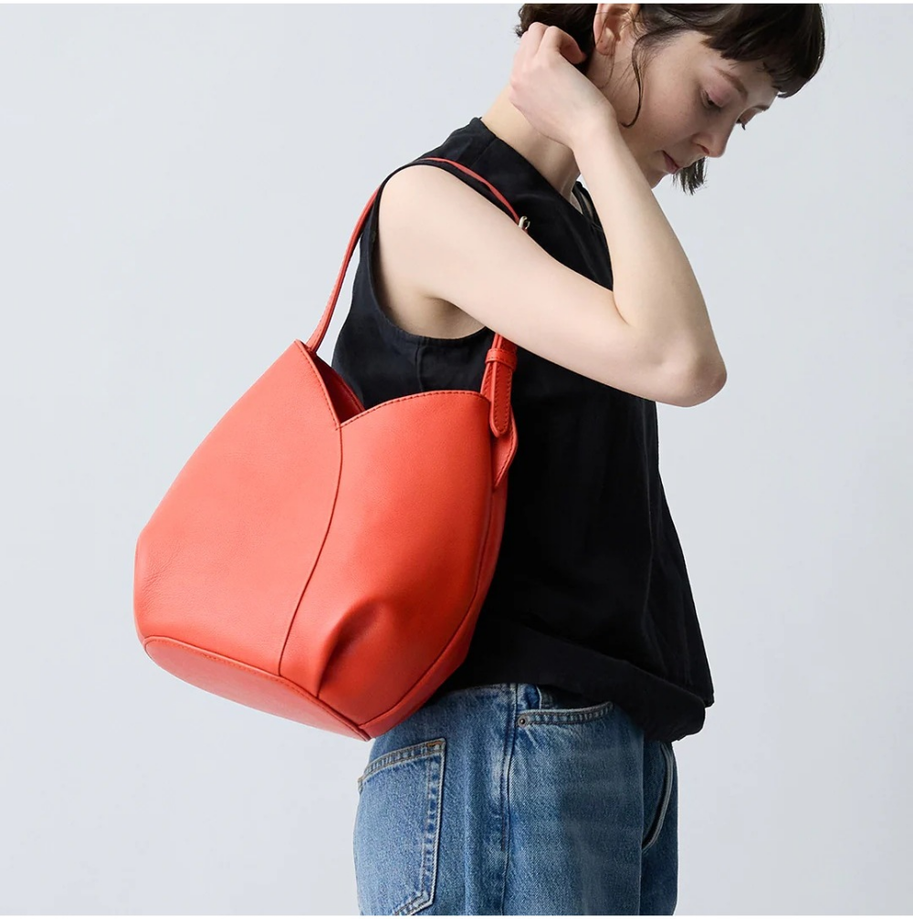 ふっくらと柔らかな曲線が美しい、水芭蕉をイメージした小ぶりなバッグ。