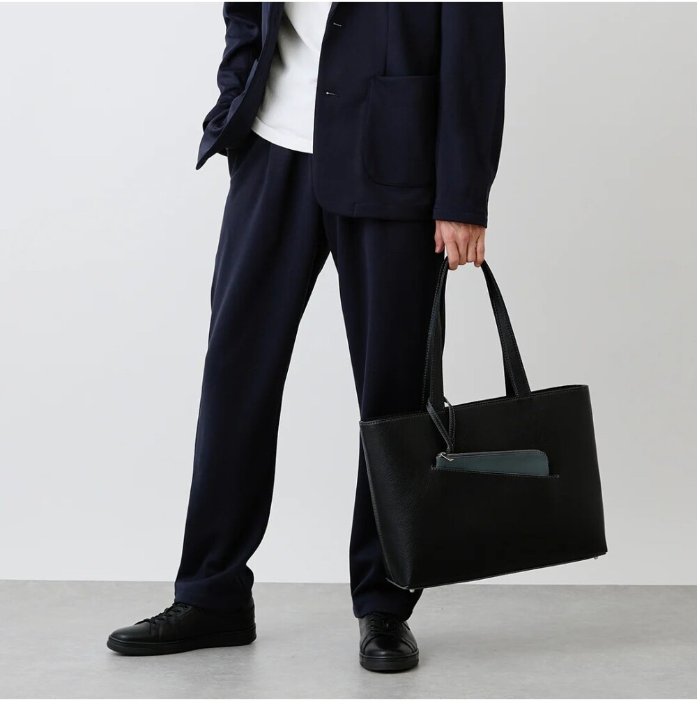 スタイリッシュなデザインでユニセックスでお使いいただけるビジネストート。
