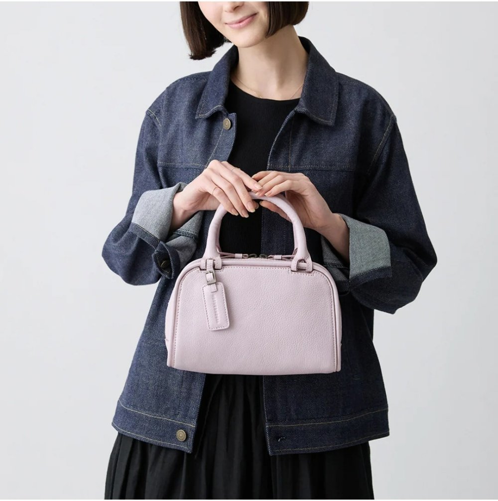 美しさと使い心地を両立する、洗練された佇まい。小ぶりな2wayハンドバッグ。