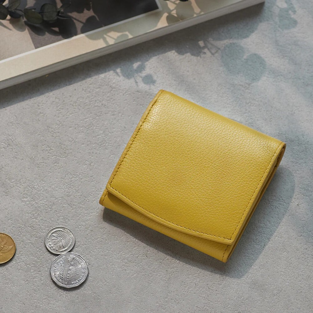 アーチ状の曲線が柔らかなフォルムのコインケース付き二つ折り財布