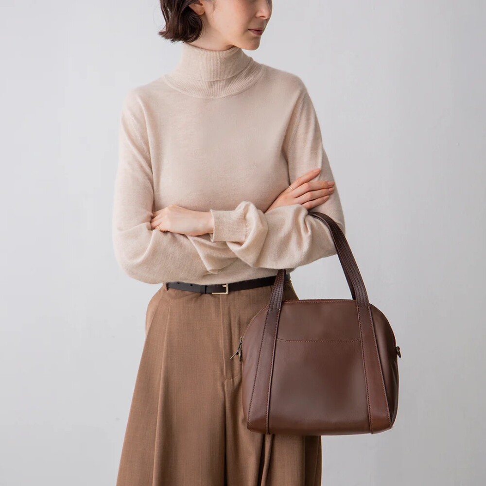 秋冬のお出かけを彩る、しなやかな大人のためのボストン型2wayトート