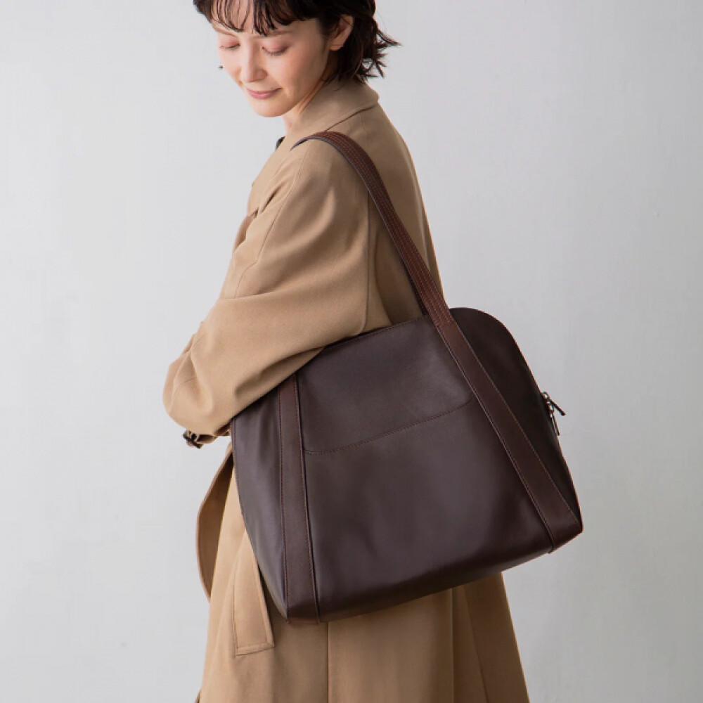 ボストンバッグの佇まいと、トートバッグの機能美。「ボストントート」