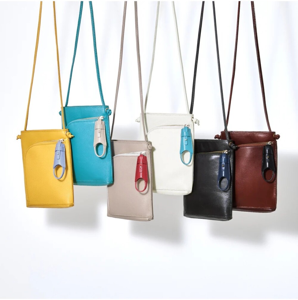 スマホも小物もこれひとつ。ポケット感覚で持ち歩く、三層構造のミニマルショルダー。