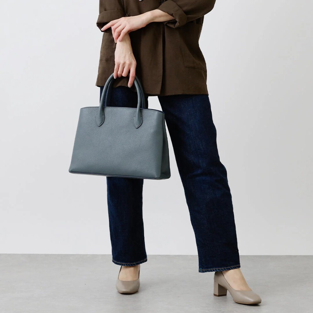 自然なシボ革が生み出す凛とした佇まいが美しいトートバッグ