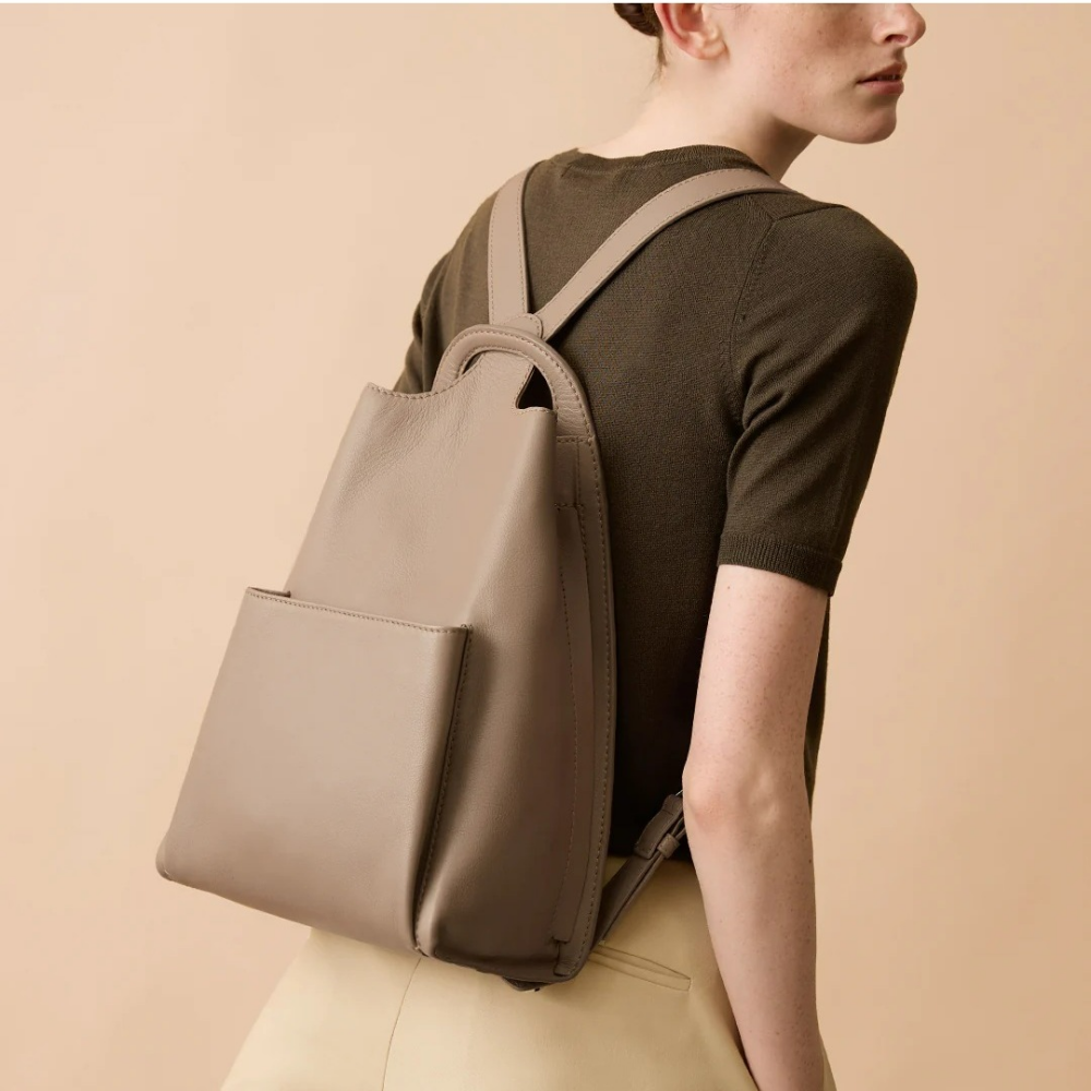 より軽やかに、スムーズに。デザイン性と機能性を両立する、三角フォルムのバックパック.