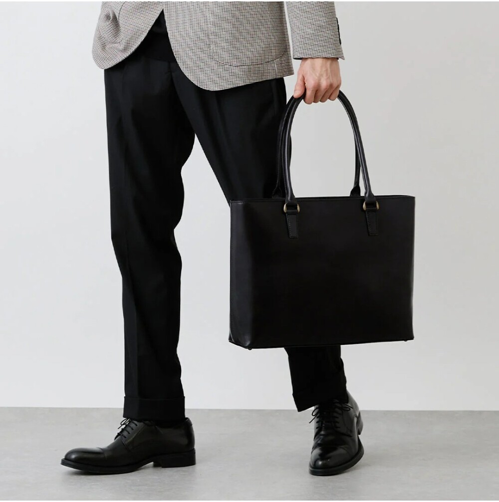 スリムなフォルムとレザーの個性が光るトートバッグ。シンプルな通勤バッグに個性とこだわりを。