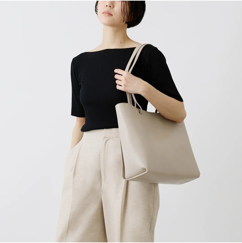 柔らかなレザーとシンプルフォルムから生まれたトートバッグ。