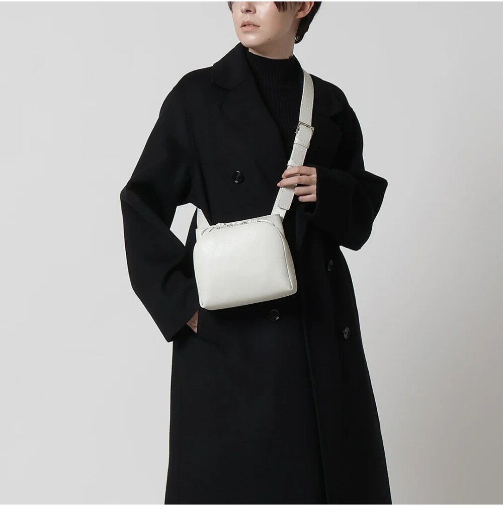 両手をあけて身軽に歩きたい、ポケットのように使える2wayのお出かけバッグ