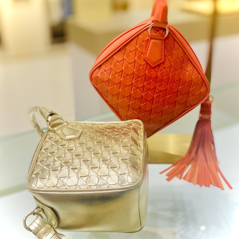 粋でモダンなPETRA HANDBAG