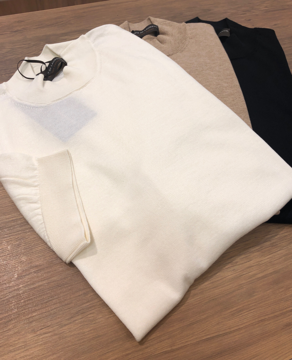 夏の装いを品よく整える〈FILIPPO DE LAURENTIIS〉の半袖モックネックニット