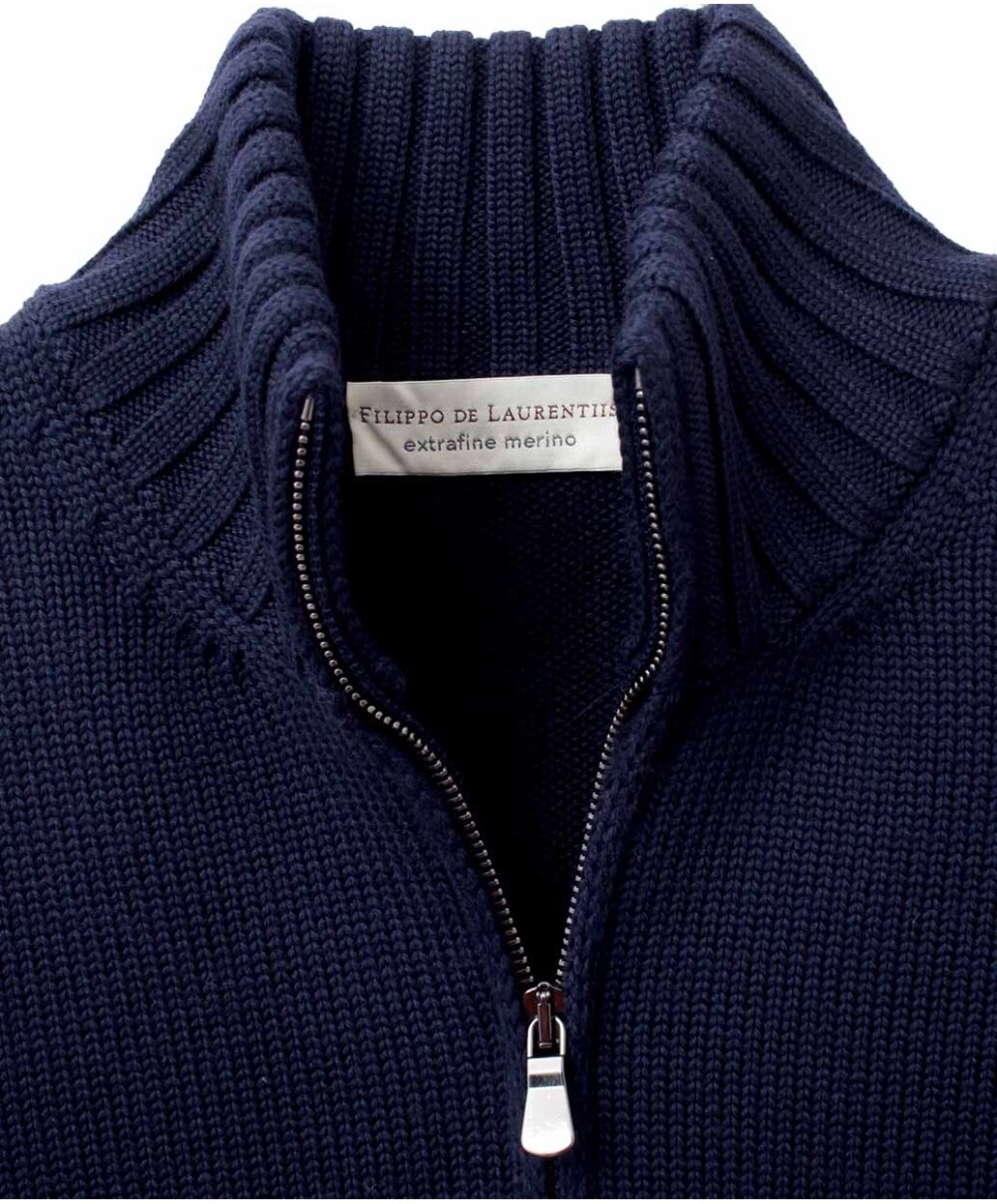 〈FILIPPO DE LAURENTIIS〉のニットで寒い冬を気持ちよく