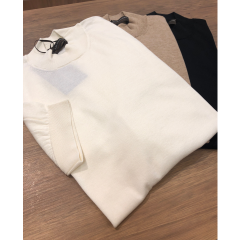 夏の装いを品よく整える〈FILIPPO DE LAURENTIIS〉の半袖モックネック