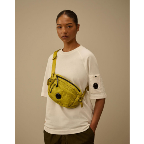 C.P.COMPANY】深みのある色彩が魅せる、ボディバッグ | C.P.カンパニー