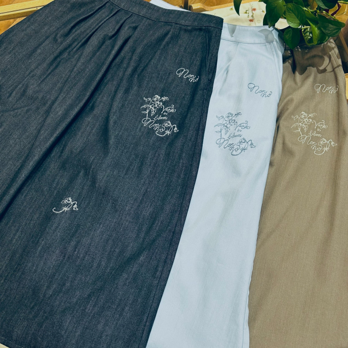 ビオラ柄が可愛い♡刺繍入りタックスカート