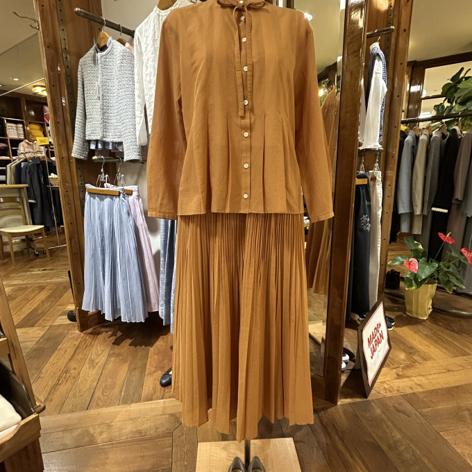 ✨シアー素材のブラウスとスカート✨