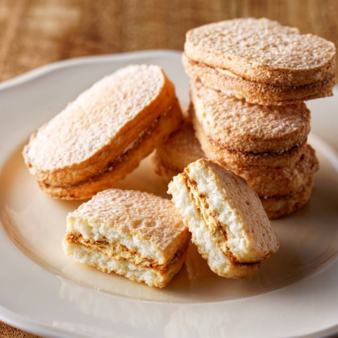 さくふわ食感がたまらない！伏見ダックワーズ